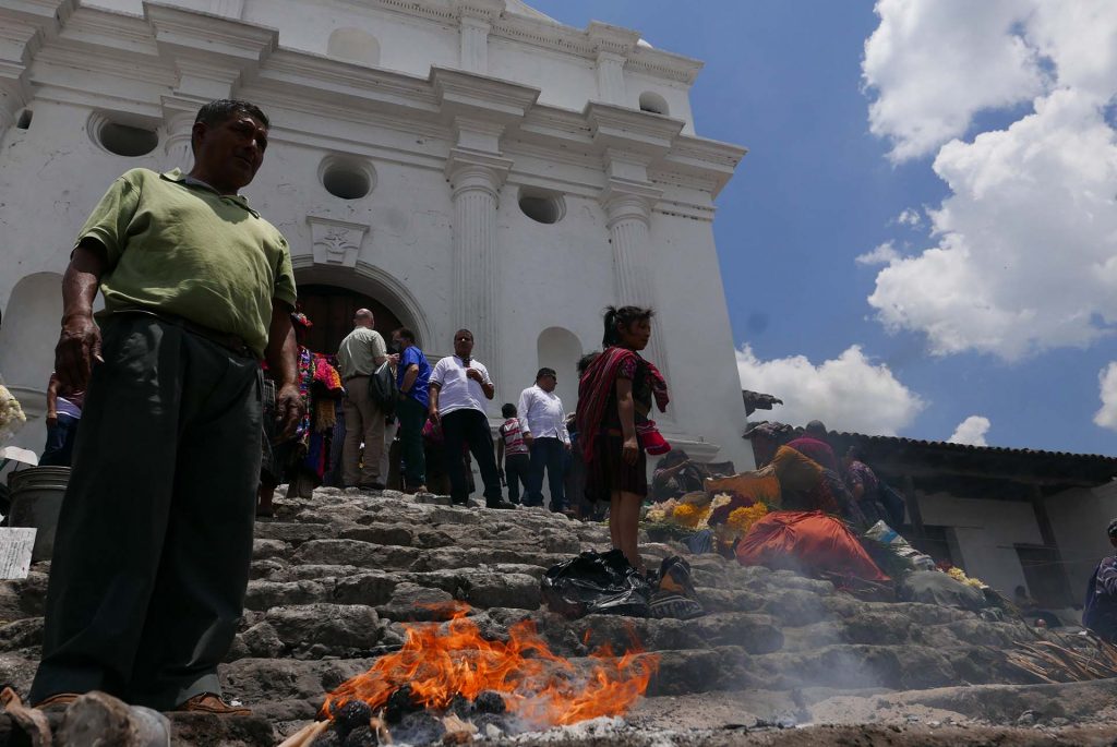 Diante da Igreja de Santo Tomás, o viajante assiste a um teatro de humanidades, em Chichicastenango, na Guatemala