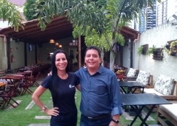 Alessandra Castro, da Multi Travel, e Junior Albernaz, da Frontur Consolidação, os anfitriões do evento realizado em Divinópolis, para os agentes de viagem da região (Fotos: Divulgação)