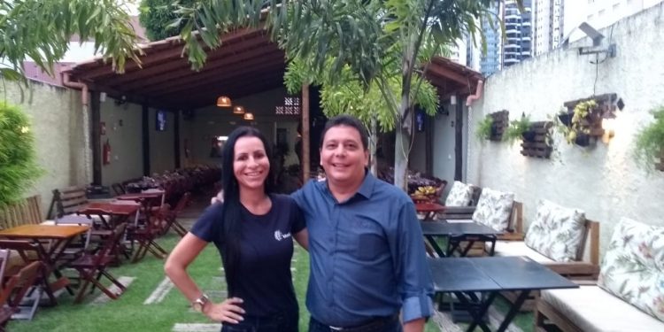 Alessandra Castro, da Multi Travel, e Junior Albernaz, da Frontur Consolidação, os anfitriões do evento realizado em Divinópolis, para os agentes de viagem da região (Fotos: Divulgação)