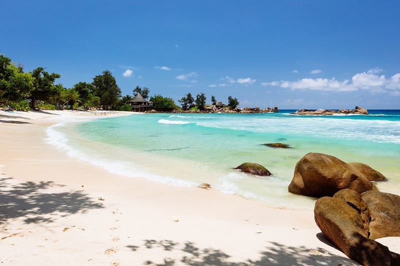 Praia na ilha de Praslin, em Seychelles